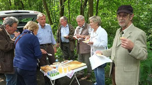 Eine kleine Feier im Naturwald zwischen Höfen und Rohren: Vorbesitzer Franz-Josef Clever (re.) hat das 2,5 Hektar große Laubwald-Grundstück dem NABU-Kreisverband Aachen-Land übertragen. Links: Vorsitzender Dr. Eike Lange. Foto: P. Stollenwerk